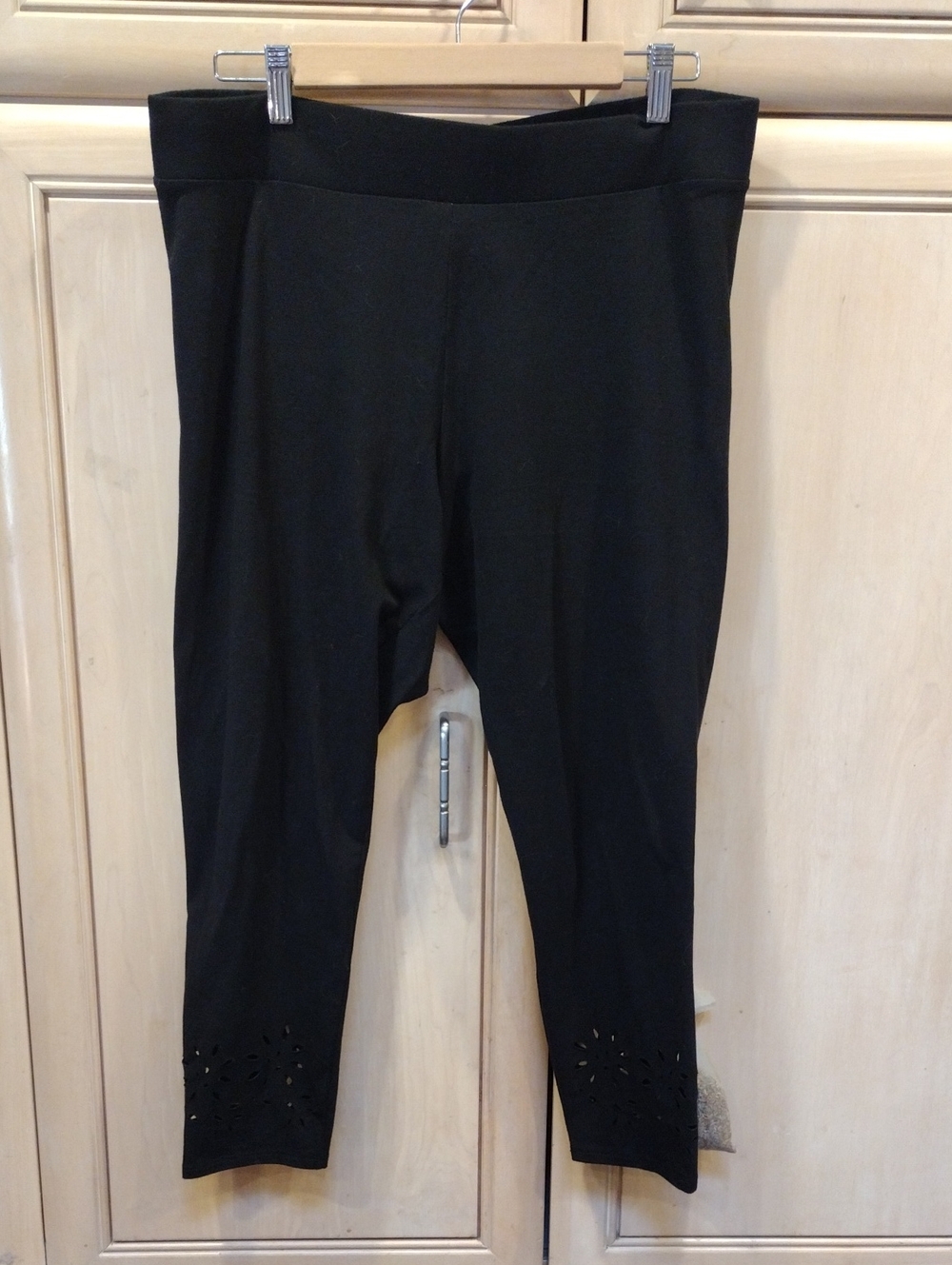 🖤Torrid Cropped Laser Cut Floral Leggings - Picture 2 of 5